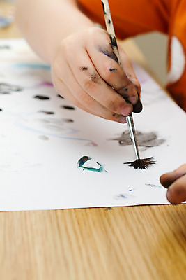 포토 JPG 해외이미지 어린이 탁자 주택 미술 소년 사람없음 물 페인트 놀이방 붓 그림 걸음마 해외202004 해외포토 자연요소 남자 가구 모션 문화예술 사람 건물 파일형식 이미지허브