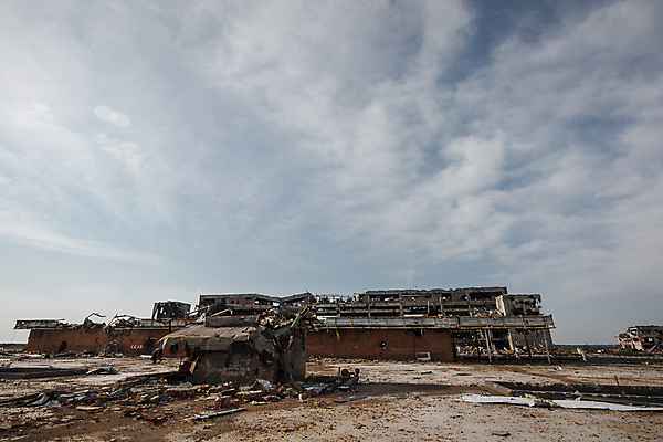 포토 JPG 해외이미지 건축양식 사람 사람없음 건물 평화 희망 힘 손상 로켓 껍질 죽음 도시 좌절 공항 파편 폭발 미사일 충돌 군용 싸움 전쟁 지역 육군 대포 파열 공화국 깨짐 우크라이나 철강 콘크리트 파멸 해외202004 해외포토 건축물 건축 감정 유럽 나라 무기 컨셉 교통시설 모션 군대 파일형식 소멸 이미지허브