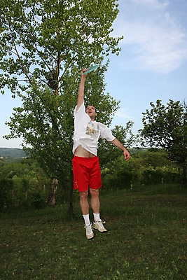 포토 JPG 해외이미지 스포츠 포즈 장난 자연 휴식 건강 한명 풍경 야외 초록색 점프 봄 던지기 해외202004 해외포토 1 계절 컬러 컨셉 모션 사람 생태계 파일형식 이미지허브