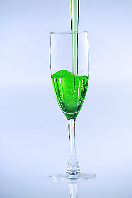 포토 JPG 해외이미지 음료 줄기 유리 사람없음 컵 초록색 거품 액체 붓기 맛 샴페인 해외202004 해외포토 식물 식기 컬러 컨셉 모션 재질 주류 파일형식 이미지허브