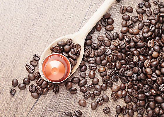 포토 JPG 해외이미지 커피 음료 백그라운드 탁자 콩 사람없음 컵 갈색 숟가락 이탈리아 카페 뜨거움 맛 굽기 흥분 에스프레소 내추럴 카페인 해외202004 해외포토 식기 감정 유럽 컬러 가구 컨셉 곡류 수저 상점 구이 파일형식 이미지허브