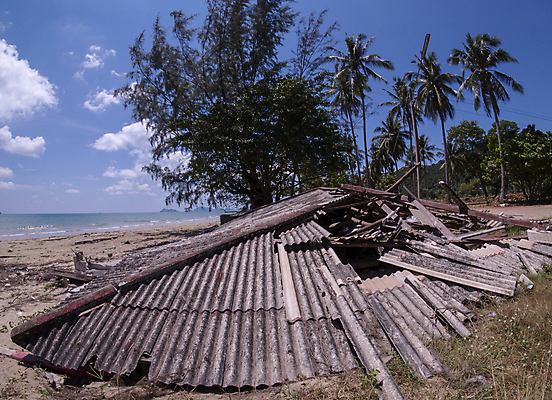 포토 JPG 해외이미지 나무 도로 길 바다 여행 건축양식 자연 하늘 지붕 주택 풍경 사람없음 야외 건물 목재 초록색 여름 파란색 강 산책로 숲 옛날 해외202004 해외포토 식물 건축물 계절 건축 컬러 재료 교통시설 생태계 파일형식 이미지허브