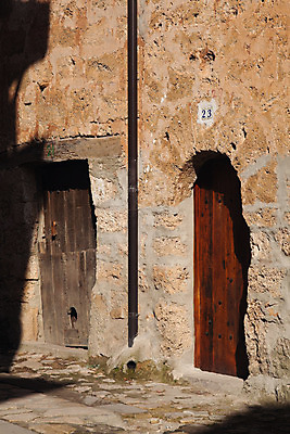포토 JPG 해외이미지 전통 유럽 여행 건축양식 거리 사람없음 문 맑음 운명 역사 스페인 아치 옛날 해외202004 해외포토 건축 나라 날씨 파일형식 이미지허브