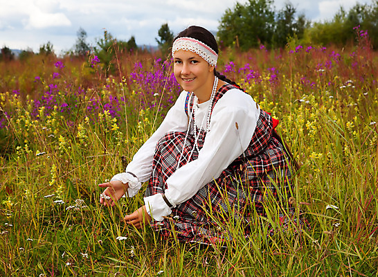 포토 JPG 해외이미지 백인 1 꽃 행복 종교 백그라운드 셔츠 자연 한명 사람 야외 장식 노란색 평화 흰색 민들레 블라우스 자수 내추럴 러시아인 엮은 전국 해외202004 해외포토 서양인 식물 감정 컬러 컨셉 상의 생태계 파일형식 이미지허브