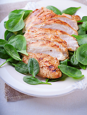 포토 JPG 해외이미지 음식 채소 육류 요리 사람없음 아웃포커스 빨간색 세로 노란색 식사 저녁식사 치킨 신선 뜨거움 그릴 후추 시금치 건강식 메인요리 카피스페이스 해외202004 해외포토 컬러 식재료 주방용품 촬영기법 공백 향신료 닭고기요리 파일형식 이미지허브