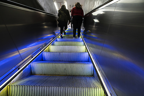 포토 JPG 해외이미지 유럽 선 벽 여행 건축양식 통신 교통시설 스웨덴 미술 사람없음 내부 건물 빨간색 파란색 빛 컬러풀 기차 도시 터널 동굴 전철 역 에스컬레이터 튜브 지하 타운 일반 단상 방법 스칸디나비아 스톡홀름 해외202004 해외포토 건축물 건축 나라 길 육상교통 컬러 교통 문화예술 대중교통 북유럽 시설 파일형식 이미지허브