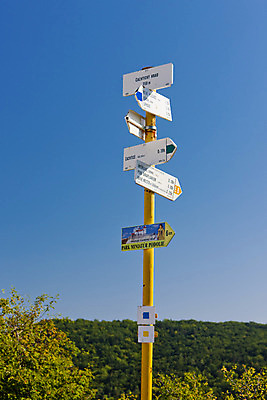 포토 JPG 해외이미지 외관 유럽 화살 사람없음 야외 표지판 지시 방향 오브젝트 동유럽 방법 슬로바키아 충고 해외202004 해외포토 나라 모션 알림판 파일형식 이미지허브