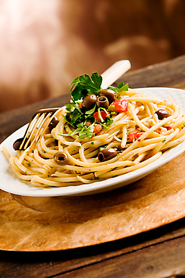 포토 JPG 해외이미지 접시 음식 포크 다이어트 파스타 파슬리 스파게티 사람없음 빛 이탈리아 시골 황금 올리브 건강식 채식주의자 해외202004 해외포토 식기 열매 유럽 채소 서양음식 건강 채식 파일형식 이미지허브