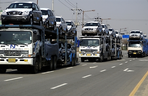 포토 JPG 주간 건축 산업 도로 길 육상교통 백그라운드 교통 자동차 풍경 사람없음 야외 트럭 운송업 운반 고속도로 차량운반차 국내포토 자연요소 교통수단 교통시설 특수차량 파일형식