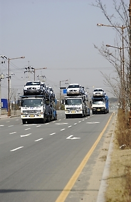 포토 JPG 주간 시설물 현대건축 건축 산업 도로 길 육상교통 백그라운드 교통 자동차 풍경 사람없음 야외 운송업 운반 고속도로 차량운반차 국내포토 자연요소 건축물 교통수단 교통시설 특수차량 파일형식
