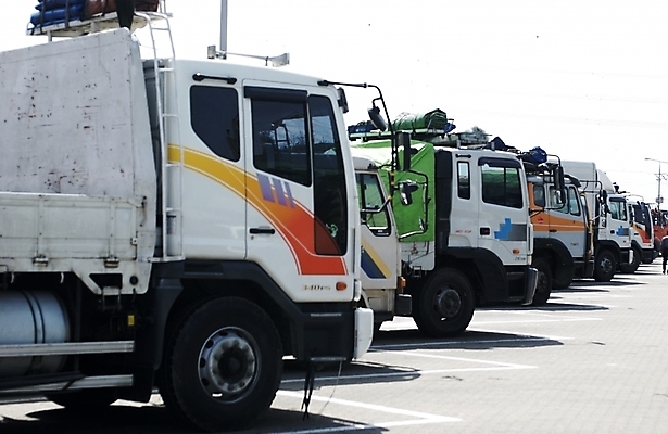 포토 JPG 주간 산업 육상교통 자동차 사람없음 야외 트럭 운송업 운반 주차장 덤프트럭 국내포토 자연요소 교통수단 파일형식