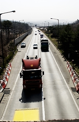 포토 JPG 주간 건축 산업 도로 길 육상교통 백그라운드 교통 자동차 풍경 사람없음 야외 트럭 운송업 고속도로 대형트럭 국내포토 자연요소 교통수단 교통시설 파일형식