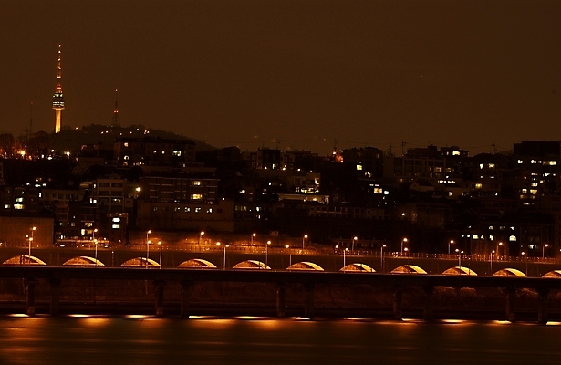포토 JPG 도로 길 백그라운드 야경 자연 서울 한국 사람없음 야외 강 탑 도시 남산타워 가교 국내포토 건축물 아시아 교통시설 야간 생태계 남산 파일형식 풍경_경치