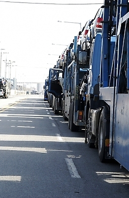 포토 JPG 주간 시설물 현대건축 건축 산업 도로 길 육상교통 백그라운드 교통 자동차 사람없음 야외 운송업 운반 차량운반차 국내포토 자연요소 건축물 교통수단 교통시설 특수차량 파일형식