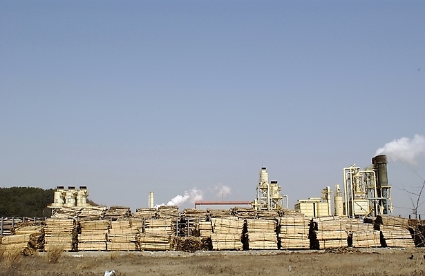 포토 JPG 주간 시설물 현대건축 건축 산업 백그라운드 공장 공업 하늘 굴뚝 풍경 사람없음 야외 오염 연기 산업시설 매연 중공업 국내포토 자연요소 건축물 환경오염 파일형식