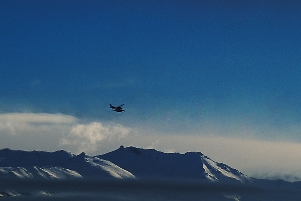 포토 JPG 주간 구름 해외풍경 외국문화 교통 북아메리카 항공교통 자연 하늘 산 비행기 아메리카 풍경 사람없음 야외 미국 경비행기 미국문화 알래스카 국내포토 자연요소 해외 문화 교통수단 대중교통 대륙 생태계 서양문화 파일형식
