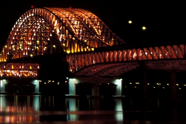 포토 JPG 건축 야경 교통시설 자연 서울 한국 사람없음 야외 빛 도시 한강 방화대교 가교 국내포토 건축물 아시아 교통 다리_건축물 야간 시설 생태계 랜드마크 파일형식 풍경_경치