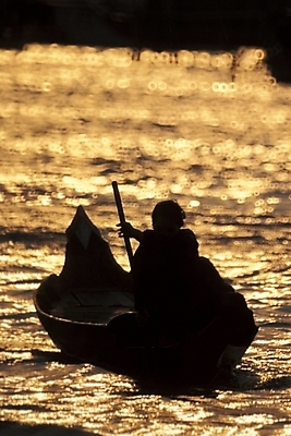 포토 JPG 주간 해외풍경 실루엣 아시아 호수 외국문화 교통 수상교통 자연 풍경 야외 강 동남아시아 황혼 수면 나룻배 뱃사공 캄보디아 캄보디아문화 국내포토 자연요소 동양문화 해외 나라 문화 교통수단 배_교통 촬영기법 물 일몰 생태계 파일형식