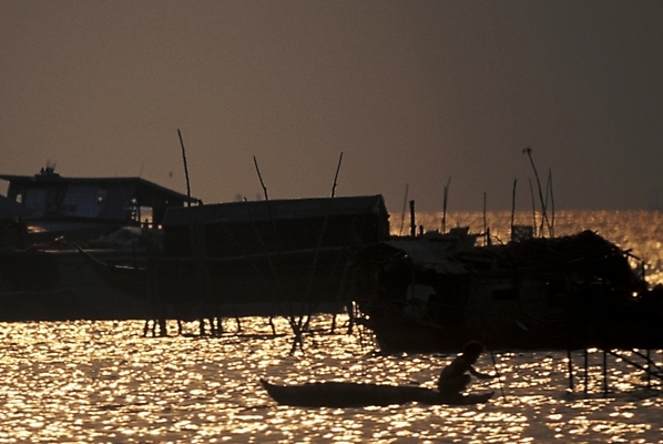 포토 JPG 주간 해외풍경 실루엣 아시아 호수 외국문화 교통 수상교통 자연 풍경 야외 강 동남아시아 황혼 수면 나룻배 뱃사공 캄보디아 수상가옥 캄보디아문화 국내포토 자연요소 동양문화 해외 나라 문화 교통수단 배_교통 주택 촬영기법 물 일몰 생태계 파일형식