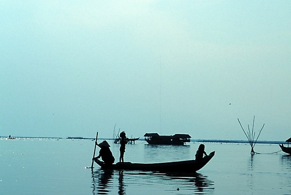 포토 JPG 주간 해외풍경 실루엣 아시아 호수 외국문화 교통 수상교통 자연 하늘 풍경 야외 강 동남아시아 새벽 나룻배 뱃사공 캄보디아 캄보디아문화 국내포토 자연요소 동양문화 해외 나라 문화 교통수단 배_교통 촬영기법 생태계 파일형식