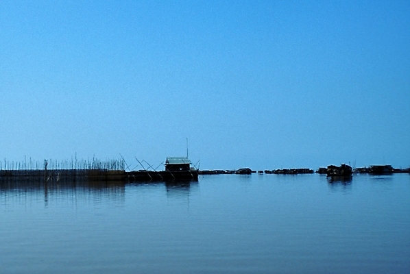 포토 JPG 주간 해외풍경 아시아 호수 외국문화 자연 하늘 풍경 사람없음 야외 강 동남아시아 새벽 캄보디아 수상가옥 국내포토 자연요소 해외 나라 문화 주택 생태계 파일형식