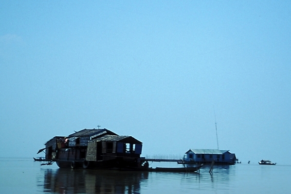 포토 JPG 주간 해외풍경 아시아 호수 외국문화 자연 하늘 풍경 사람없음 야외 강 동남아시아 새벽 캄보디아 수상가옥 국내포토 자연요소 해외 나라 문화 주택 생태계 파일형식