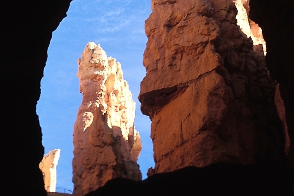 포토 JPG 주간 해외풍경 해외 공원 외국문화 북아메리카 자연 아메리카 풍경 사람없음 야외 정원 미국 돌_바위 바위 도시 기암괴석 아치스국립공원 국내포토 자연요소 공공시설 문화 국립공원 바위_돌 대륙 생태계 파일형식