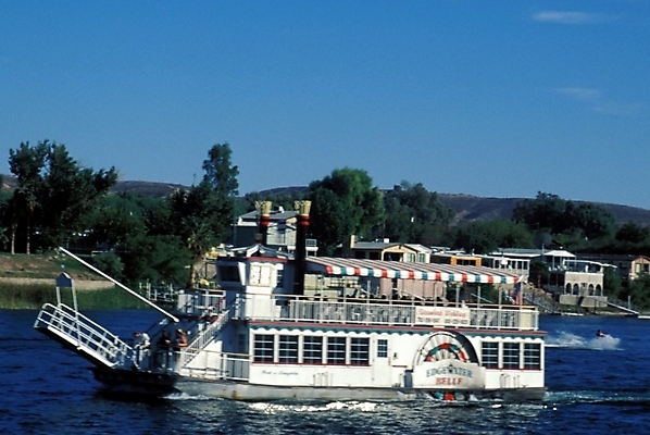 포토 JPG 주간 해외풍경 해외 산업 교통 수상교통 자연 하늘 풍경 야외 강 운송업 유람선 크루즈 콜로라도 선박 국내포토 자연요소 교통수단 배_교통 미국 생태계 파일형식