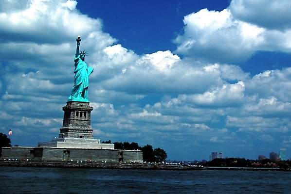 포토 JPG 주간 구름 문화 상징 외국문화 여행 북아메리카 하늘 유물 아메리카 미술 사람없음 야외 강 동상 조각상 미국 세계문화유산 문화재 자유 작품 뉴욕 자유의여신상 미국문화 허드슨강 국내포토 자연요소 전통 컨셉 문화예술 조형물 대륙 서양문화 기념물 파일형식