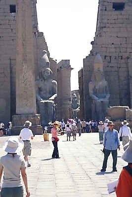 포토 JPG 주간 해외풍경 건축물 여자 남자 건축 외국문화 여행 유적 해외건축 아프리카 유물 이집트 사람 여러명 야외 관광지 조각상 여행객 문화재 작품 석상 이집트문화 카르낙신전 국내포토 자연요소 전통 해외 나라 문화 다수 신전 미술 풍경 조형물 파일형식