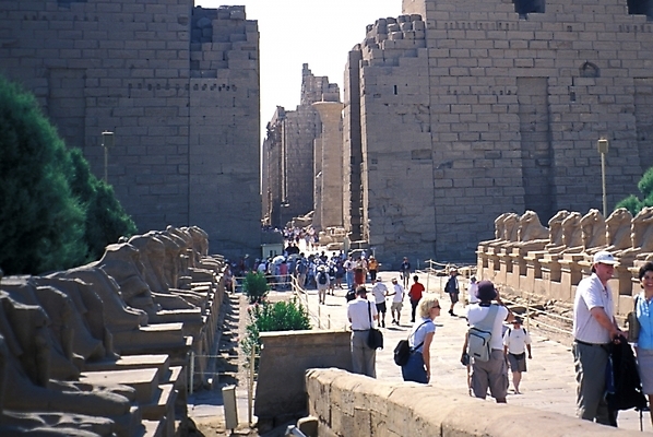 포토 JPG 주간 해외풍경 건축물 여자 남자 건축 외국문화 여행 유적 해외건축 아프리카 유물 이집트 사람 여러명 야외 관광지 조각상 여행객 문화재 작품 석상 이집트문화 카르낙신전 국내포토 자연요소 전통 해외 나라 문화 다수 신전 미술 풍경 조형물 파일형식