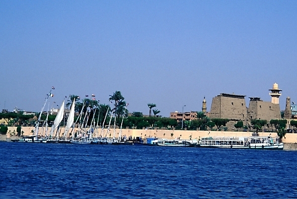 포토 JPG 주간 해외풍경 외국문화 수상교통 아프리카 자연 이집트 풍경 사람없음 야외 강 돛단배 유람선 이집트문화 범선 나일강 룩소르신전 선박 국내포토 자연요소 해외 나라 문화 교통수단 배_교통 신전 생태계 파일형식