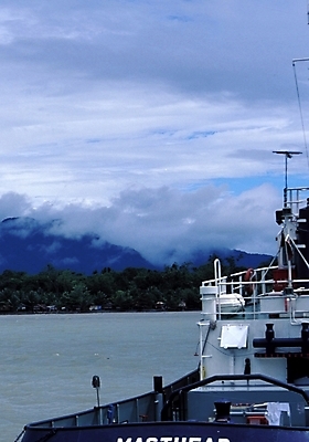 포토 JPG 주간 해외풍경 해외 바다 섬 교통 수상교통 자연 하늘 풍경 사람없음 야외 운송업 크루즈 파푸아뉴기니 뉴기니 선박 국내포토 자연요소 산업 교통수단 배_교통 오세아니아 생태계 파일형식