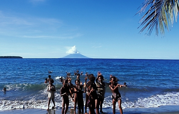 포토 JPG 주간 해외풍경 해외 여자 남자 바다 섬 여행 자연 하늘 사람 풍경 여러명 야외 여행객 휴양지 파푸아뉴기니 뉴기니 국내포토 자연요소 다수 장소 오세아니아 생태계 파일형식