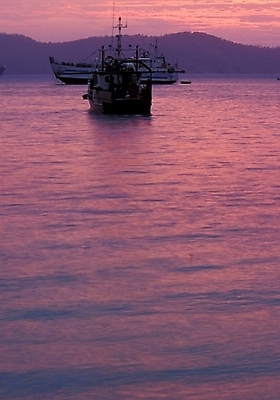 포토 JPG 주간 해외풍경 해외 산업 바다 자연 하늘 풍경 사람없음 야외 일출 노을 일몰 운송업 파푸아뉴기니 뉴기니 선박 국내포토 자연요소 수상교통 오세아니아 생태계 파일형식
