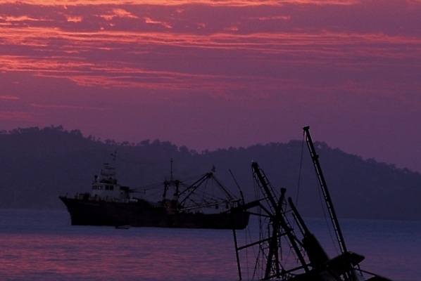 포토 JPG 주간 해외풍경 해외 산업 바다 자연 하늘 풍경 사람없음 야외 일출 노을 일몰 운송업 파푸아뉴기니 뉴기니 선박 국내포토 자연요소 수상교통 오세아니아 생태계 파일형식