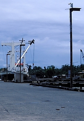 포토 JPG 주간 해외풍경 해외 시설물 현대건축 건축 산업 자연 풍경 사람없음 야외 항구 운송업 파푸아뉴기니 뉴기니 조선업 선박 국내포토 자연요소 건축물 수상교통 교통시설 오세아니아 생태계 파일형식