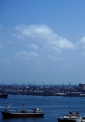 포토 JPG 주간 구름 해외풍경 시설물 현대건축 건축 바다 외국문화 해외건축 아프리카 자연 하늘 풍경 사람없음 야외 항구 탄자니아 선박 국내포토 자연요소 해외 건축물 나라 문화 수상교통 교통시설 생태계 파일형식