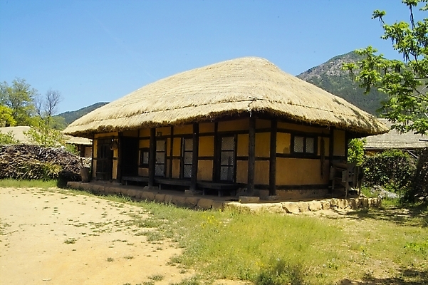 포토 JPG 주간 나무 식물 전통 시설물 건축물 건축 백그라운드 고건축 한국건축 자연 하늘 산 주택 한국 초가집 풍경 사람없음 야외 건물 관광지 정원 동양건축 풀 잡초 국내포토 자연요소 아시아 여행 한옥 생태계 파일형식 동양