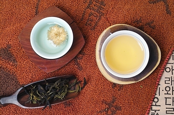 포토 JPG 한국전통 웰빙 음료 음식 사람없음 도자기 차 전통차 찻잔 다기 다도 녹차 찻잎 국화차 녹차잎 국내포토 전통 잔 한국 차_음료 예절 파일형식