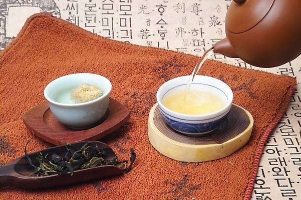 포토 JPG 한국전통 웰빙 음료 음식 사람없음 도자기 차 전통차 찻잔 다기 다도 찻주전자 녹차 찻잎 국화차 녹차잎 국내포토 전통 주전자 잔 한국 차_음료 예절 파일형식