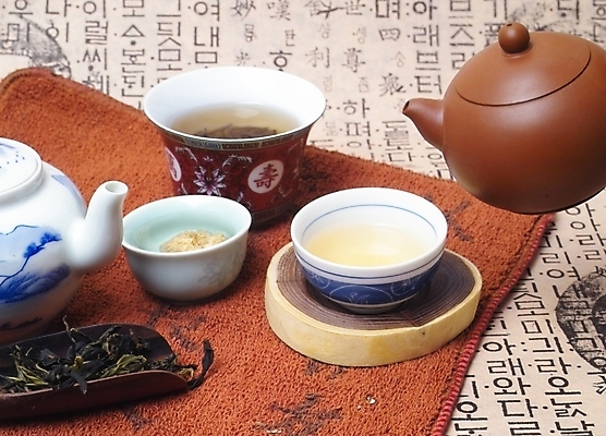 포토 JPG 한국전통 웰빙 음료 음식 사람없음 도자기 차 전통차 찻잔 다기 다도 찻주전자 녹차 찻잎 국화차 녹차잎 국내포토 전통 주전자 잔 한국 차_음료 예절 파일형식