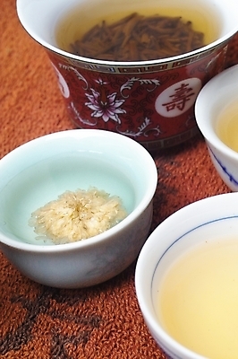 포토 JPG 한국전통 웰빙 음료 음식 사람없음 도자기 차 전통차 찻잔 다기 다도 찻주전자 녹차 찻잎 국화차 국내포토 전통 주전자 잔 한국 차_음료 예절 파일형식