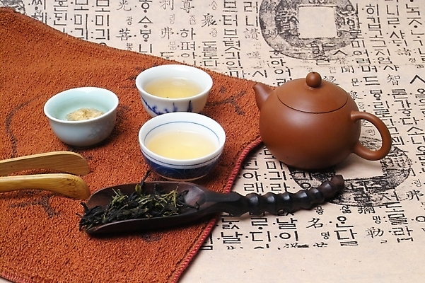 포토 JPG 한국전통 웰빙 음료 음식 사람없음 도자기 차 전통차 찻잔 다기 다도 찻주전자 녹차 찻잎 국화차 녹차잎 국내포토 전통 주전자 잔 한국 차_음료 예절 파일형식