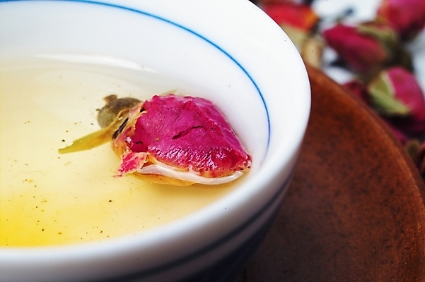 포토 JPG 한국전통 웰빙 꽃잎 음료 음식 사람없음 장미 차 전통차 찻잔 다기 장미차 국내포토 전통 꽃 잔 한국 차_음료 다도 꽃차 파일형식