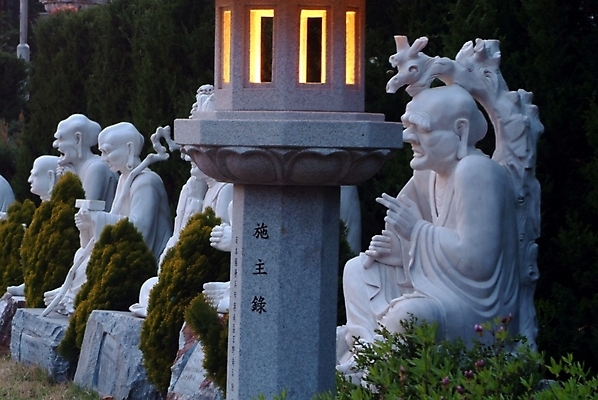 포토 JPG 주간 한국전통 건축물 건축 종교 조각 불교 종교건축 사람없음 야외 조각상 탑 석탑 불상 작품 불탑 조각_조소 국내포토 자연요소 전통 한국 미술 조형물 조소 파일형식