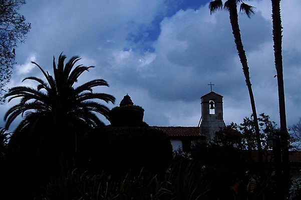 포토 JPG 주간 나무 구름 시설물 건축물 현대건축 건축 기독교 종교 십자가 종교건축 자연 종교시설 하늘 풍경 사람없음 야외 건물 교회 천주교 종탑 국내포토 자연요소 식물 탑 시설 생태계 파일형식