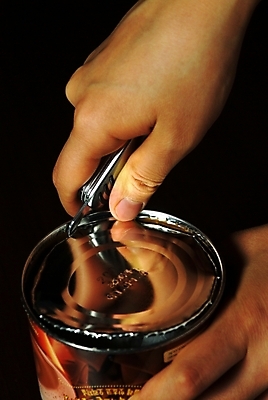 포토 스튜디오촬영 손 신체 실내 한명 사람 손짓 신체부위 캔 통조림 다용도칼 국내포토 1 모션 내부 칼 파일형식