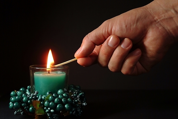 포토 스튜디오촬영 손 신체 초 촛불 불 실내 한명 사람 이벤트 신체부위 장식 성냥 수신호 국내포토 자연요소 1 내부 파일형식