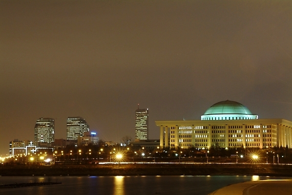 포토 JPG 건축 야경 자연 조명 서울 한국 빌딩 사람없음 야외 건물 빛 강 도시 한강 국회의사당 여의도 상업시설 국내포토 건축물 아시아 풍경 밤 야간 시설 생태계 상업 랜드마크 파일형식